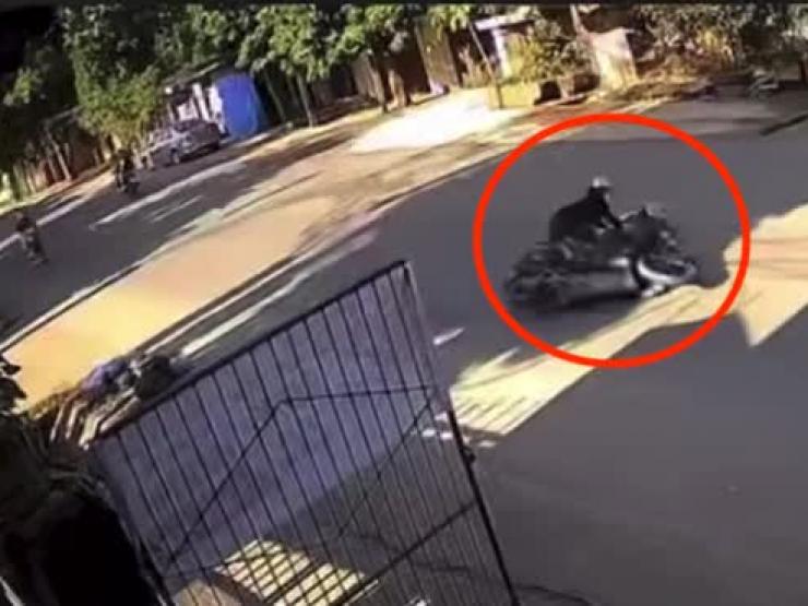 Clip: Lao vào xe máy khiến 2 phụ nữ gặp tai họa, hung thủ bỏ chạy gây ngỡ ngàng