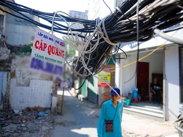 Tin tức trong ngày - "Mạng nhện" chằng chịt, treo lơ lửng trên đầu người dân
