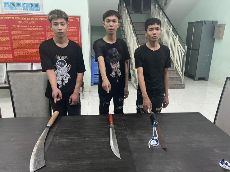 Pháp luật - Mang dao từ Đồng Nai qua Bình Dương để đánh nhau, nhóm thanh niên gặp ngay Tổ công tác 171