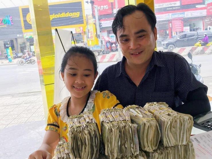 Hai bé ở Long An mang 6kg tiền lẻ đi mua vàng tặng bố và câu chuyện xúc động phía sau