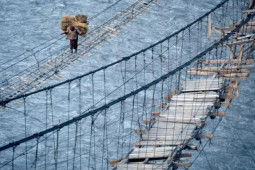 Du lịch - 10 cây cầu đáng sợ nhất thế giới, nhìn đã thấy rùng mình