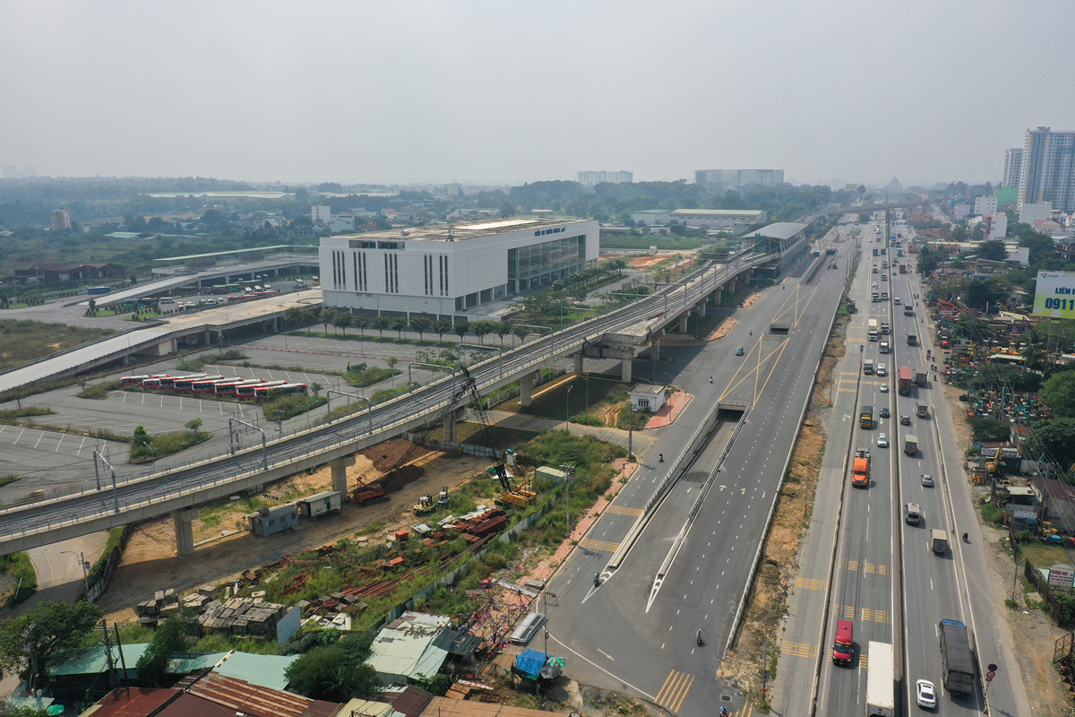 Hầm chui trước bến xe Miền Đông mới (TP Thủ Đức) dài 670m, nằm bên phải quốc lộ 1 hướng từ TP.HCM đi Đồng Nai. Công trình được khởi công đầu năm 2020.
