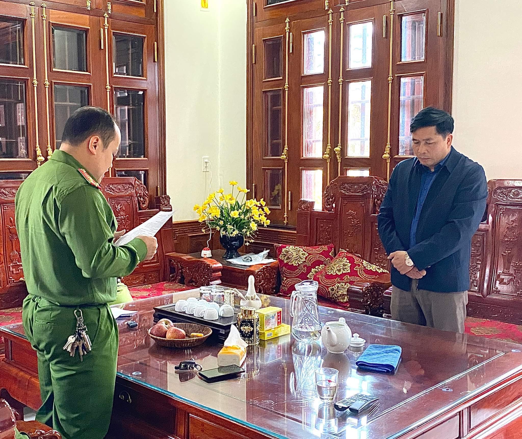 Ông Nguyễn Ích Chánh tại thời điểm cơ quan công an tống đạt quyết định khởi tố.