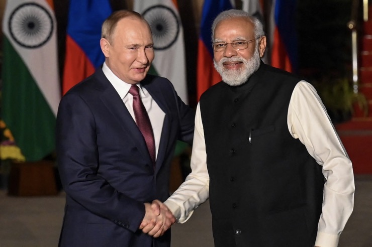 Tổng thống Nga Vladimir Putin bắt tay Thủ tướng Án Độ Narendra Modi ở New Delhi vào ngày 6/12/2021.