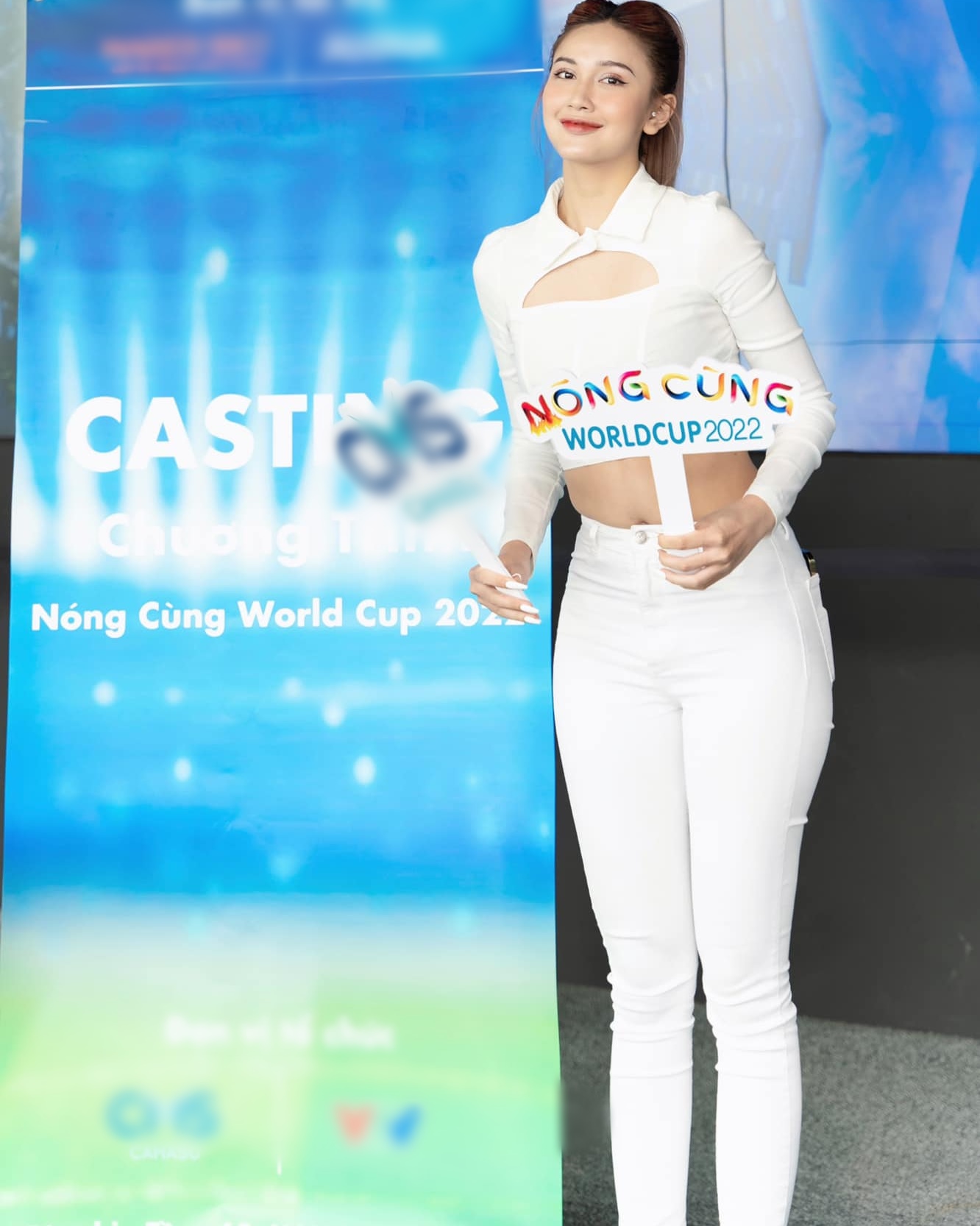 Hot girl "mê" CR7 khoe thềm ngực sexy, nổi bật giữa dàn người đẹp casting "Nóng cùng World Cup 2022" - 3