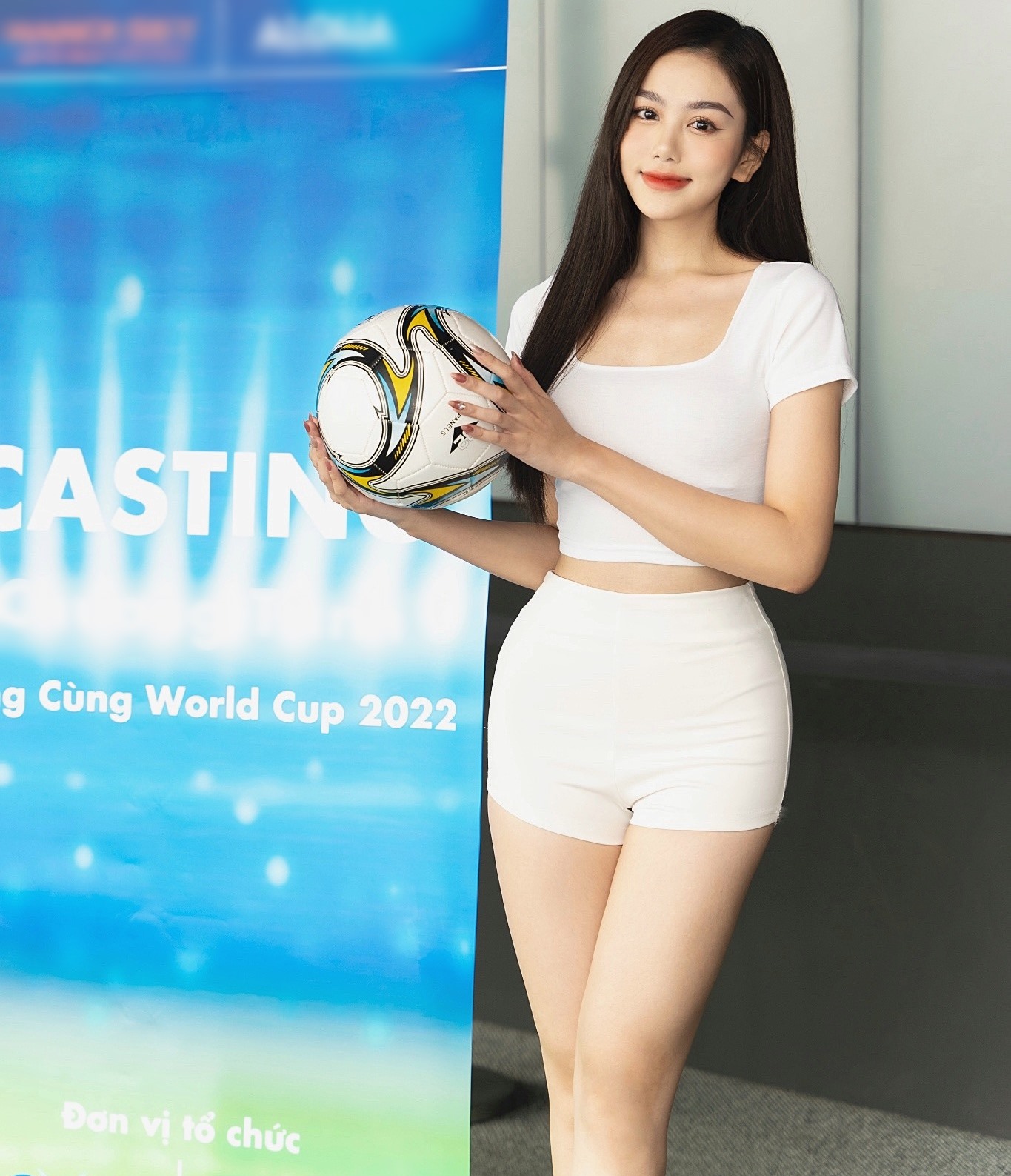 Hot girl "mê" CR7 khoe thềm ngực sexy, nổi bật giữa dàn người đẹp casting "Nóng cùng World Cup 2022" - 7