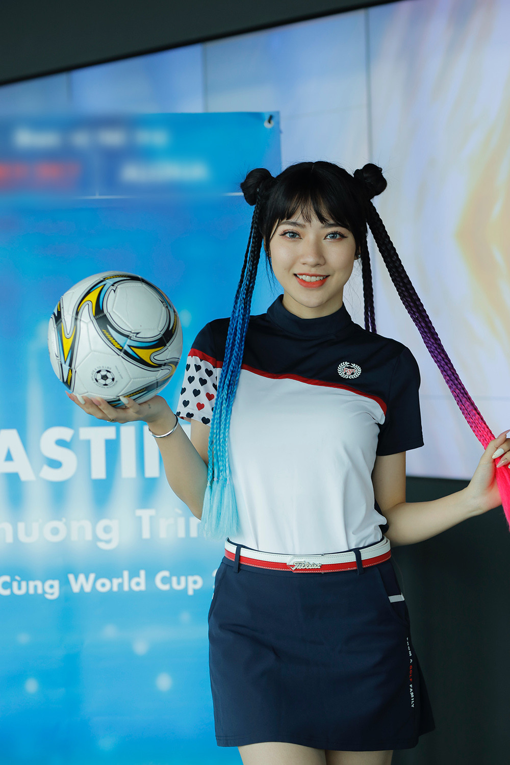 Hot girl "mê" CR7 khoe thềm ngực sexy, nổi bật giữa dàn người đẹp casting "Nóng cùng World Cup 2022" - 5