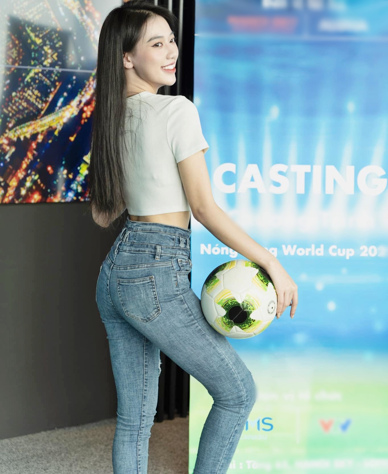 Hot girl "mê" CR7 khoe thềm ngực sexy, nổi bật giữa dàn người đẹp casting "Nóng cùng World Cup 2022" - 6