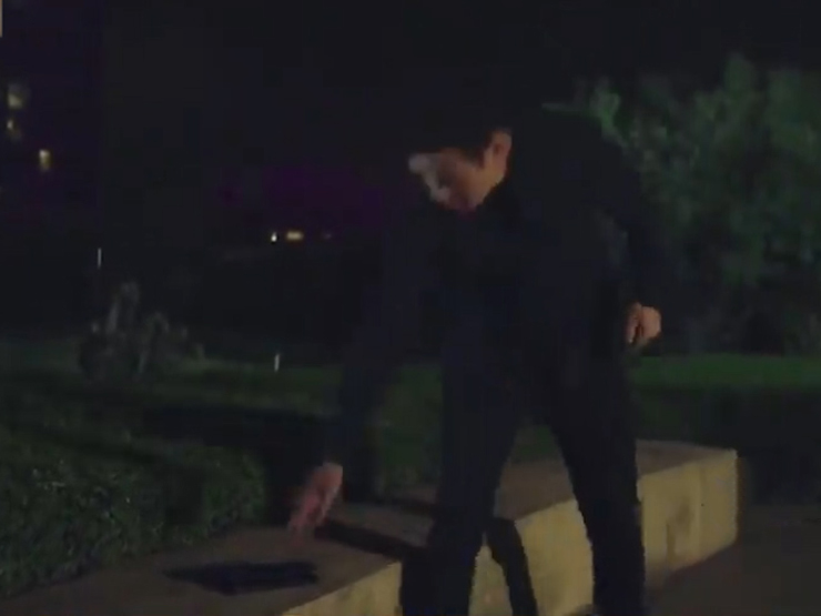 Clip hài hước - Nhặt được của rơi tìm người...  xin mật khẩu thẻ ngân hàng