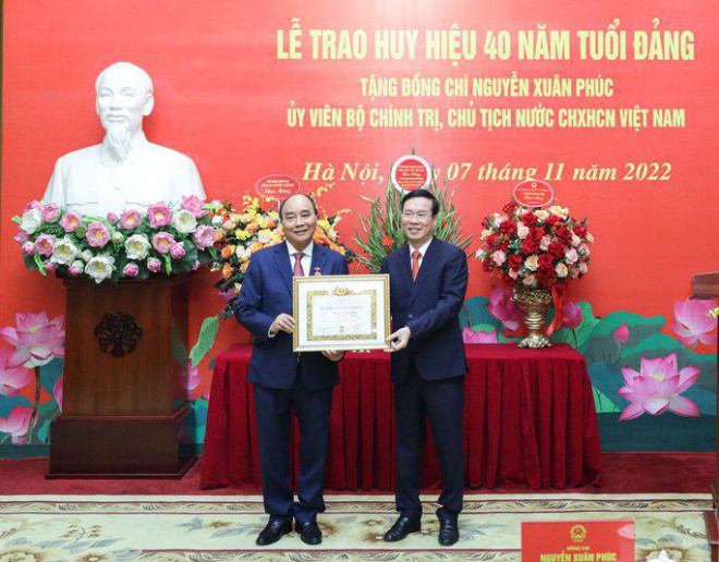 Thường trực Ban Bí thư Võ Văn Thưởng trao tặng Chủ tịch nước Nguyễn Xuân Phúc Huy hiệu 40 năm tuổi Đảng. Ảnh: VPCTN