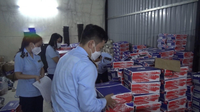 Lực lượng quản lý thị trường kiểm tra số hàng hóa vi phạm
