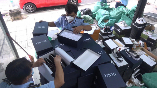 Ông N.K.H Linh trình bày, toàn bộ hàng hóa nêu trên do ông làm chủ sở hữu, được mua trôi nổi trên thị trường trong nước, khi mua không có hóa đơn chứng từ, không rõ họ tên đầy đủ, số điện thoại và địa chỉ cụ thể của người bán, hàng hóa mới mua về trưng bày để bán nhưng chưa bán thì bị kiểm tra, tạm giữ.