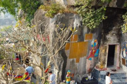 Tin tức trong ngày - Di tích Quốc gia Chùa Quan Thánh bị tô vẽ, biến dạng nghiêm trọng