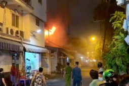 Tin tức trong ngày - Cháy lớn trong dãy nhà liền kề ở quận 8, TP.HCM