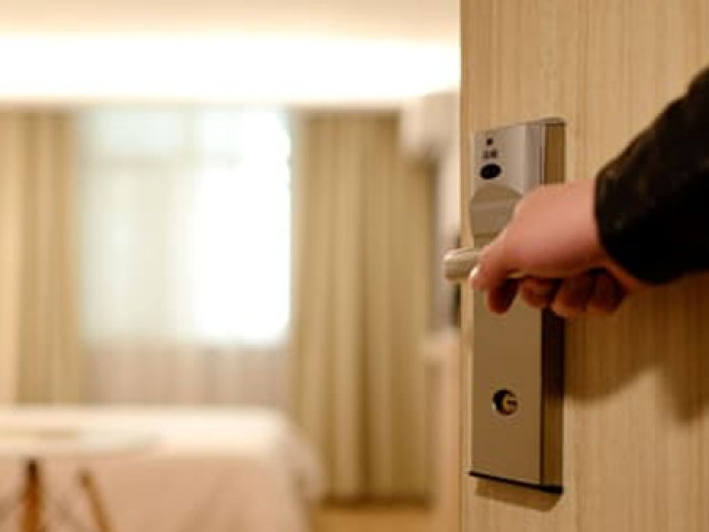 Bạn trẻ - Cuộc sống - Đến nhà nghỉ tắm vì nhà mất nước, chàng trai nhận ra bạn gái ở phòng bên