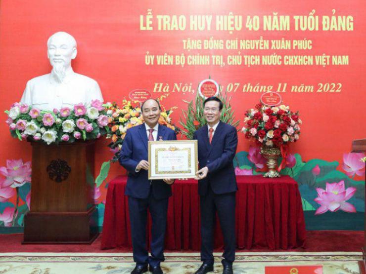 Tin tức trong ngày - Trao Huy hiệu 40 năm tuổi Đảng tặng Chủ tịch nước Nguyễn Xuân Phúc