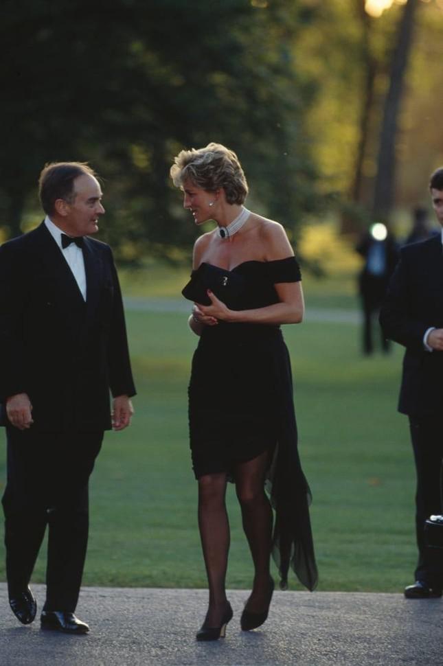 Công nương Diana tạo nên lịch sử với chiếc váy báo thù cuối tháng 6/1994. Ảnh: Getty Images.