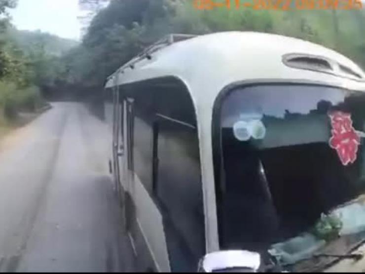 Clip: “Tiến thoái lưỡng nan” vì sai lầm, xe đám cưới đứng yên hứng tai họa