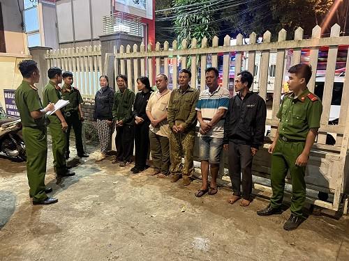 Tạm giữ hình sự 7 đối tượng để điều tra về hành vi chống người thi hành công vụ