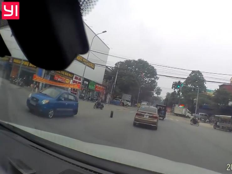 Clip: Hài hước ô tô đang đi rụng bánh trên đường