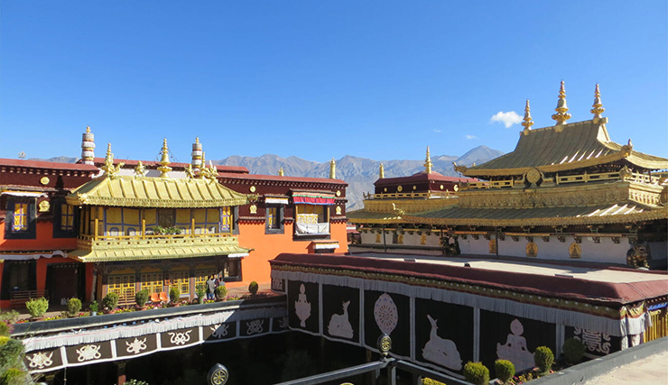 Đền Jokhang, còn được gọi là Tu viện Jokhang là ngôi đền linh thiêng nhất ở Tây Tạng. Là ngôi đền của giáo phái Gelug của Phật giáo Tây Tạng, Jokhang được xây dựng vào thế kỷ thứ 7. Nằm trong Quảng trường Barkhor ở Lhasa, địa điểm này được coi là linh thiêng nhất và là "trái tim tâm linh của thành phố." Năm 2000, Jokhang được UNESCO công nhận là Di sản Thế giới và là một trong những viên ngọc quý hút khách nhất của Tây Tạng.

