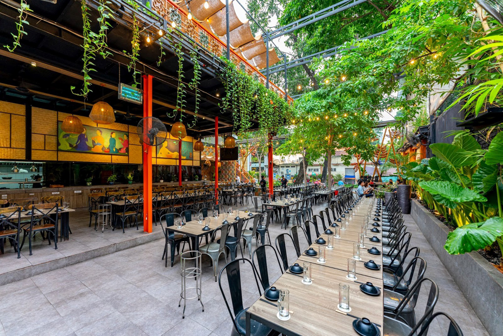 Không gian Beer Garden xanh mát tại Ba Gác Nướng & bia Lê Quý Đôn