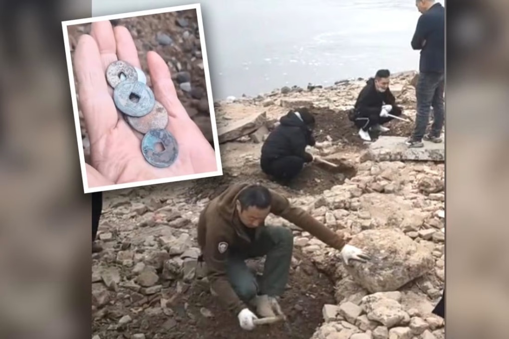Người dân đi tìm cổ vật trên sông ở thành phố Cám Châu, Trung Quốc (ảnh: SCMP)