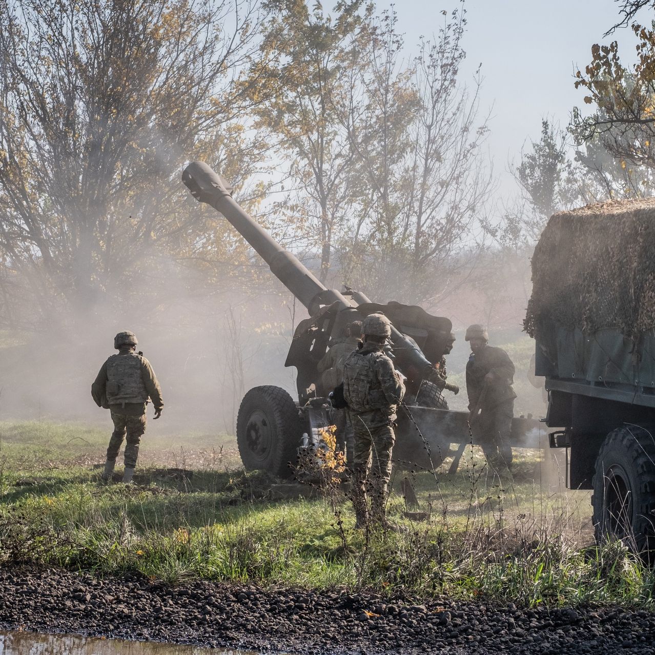 Đơn vị pháo binh Ukraine khai hỏa ở Mykolaiv, gần Kherson.