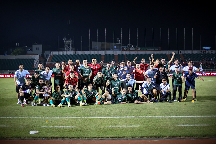 CLB TP.HCM ăn mừng vé trụ hạng V-League.