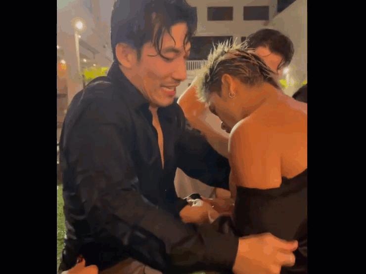 Đời sống Showbiz - Clip 2 mỹ nam Vbiz xé áo nhau nhưng lại nhận "cơn mưa" lời khen vì điều này