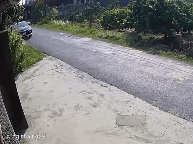 Ô tô - Clip: Ninja lái ô tô đánh lái rơi vào "ổ voi" ở lề đường chỉ để tránh xe tải