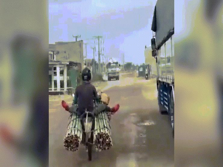 Xe máy - Xe đạp - Clip: "Người vận chuyển" phiên bản Việt Nam và cách xuống xe gây tò mò