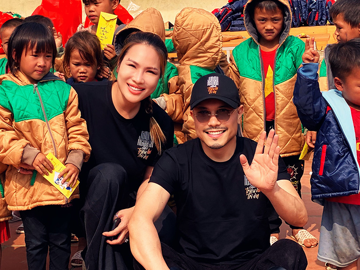 Đời sống Showbiz - Jimmii Nguyễn đưa vợ và con gái đến Hà Giang làm điều ý nghĩa