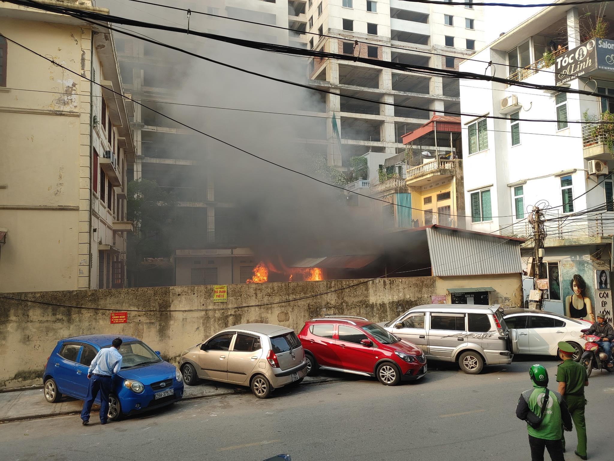 Ô tô bốc cháy ngùn ngụt trong khuôn viên Sở Văn hoá và Thể thao Hà Nội - 1