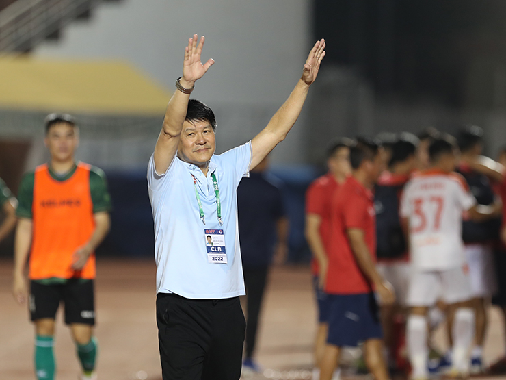 Bóng đá - HLV Vũ Tiến Thành nói mình không có tài năng gì khi CLB TP.HCM trụ hạng