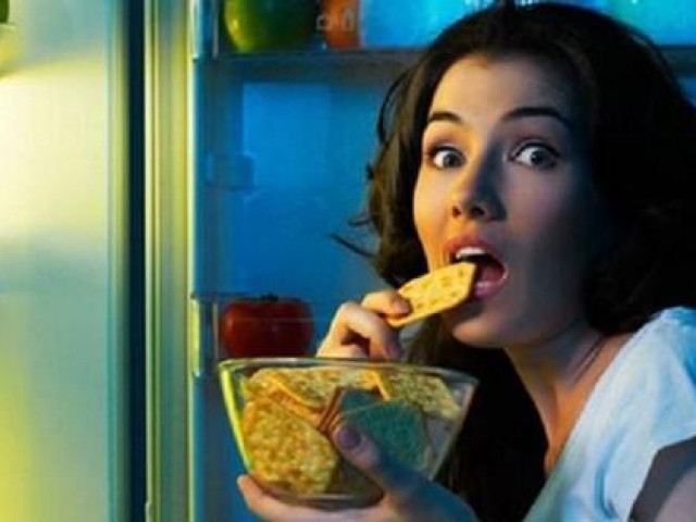 Sức khỏe đời sống - Những tác hại nguy hiểm của việc ăn tối quá muộn