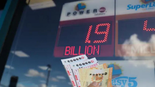 Vé số Powerball tại 1 cửa hàng tiện lợi ở bang California, Mỹ. ẢNH: CNBC