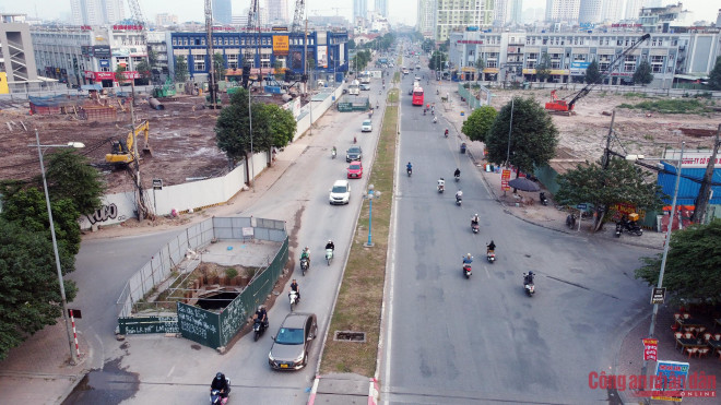 Phố Vũ Trọng Khánh thuộc phường Mộ Lao (quận Hà Đông, Hà Nội) ​​​​​​có chiều dài 1.210m, rộng 36m với một đầu cắt phố Tố Hữu (quận Nam Từ Liêm, Hà Nội) và đầu còn lại cắt đường Trần Phú (quận Hà Đông).