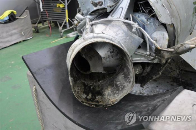 Mảnh vỡ tên lửa của Triều Tiên được phía Hàn Quốc trục vớt ngày 2/11. Ảnh - Yonhap