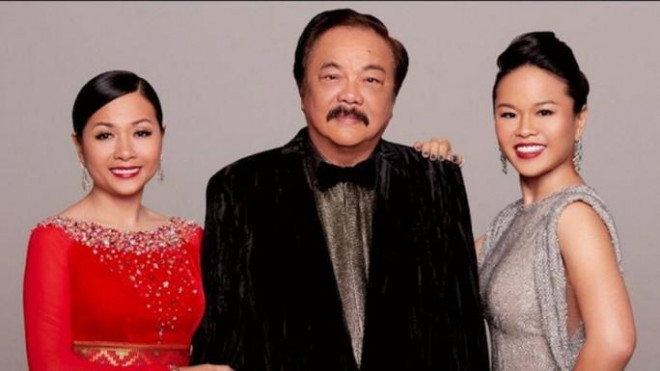 Ông chủ Tân Hiệp Phát Trần Quí Thanh cùng hai con gái Trần Uyên Phương (trái), Trần Ngọc Bích (phải). Ảnh: TNO