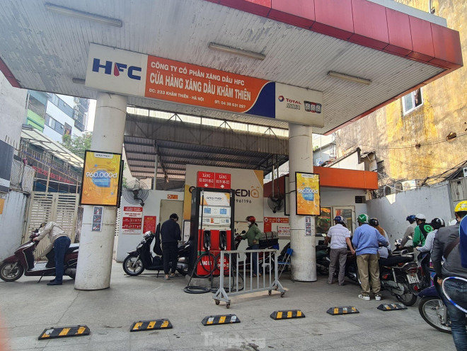 Từ 7/11, TP Hà Nội đã được cung ứng thêm hơn 1.000 m3 xăng và dầu cho 5 thương nhân phân phối trên địa bàn và đã giảm bớt khó khăn về nguồn cung mặt hàng này trên toàn thành phố. Sở Công Thương Hà Nội cho biết, sẽ không còn tình trạng thiếu xăng dầu, bán cầm chừng từ 8/11.