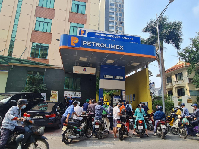 Tuy nhiên do lượng người đổ dồn về các cây xăng Petrolimex quá đông nên cảnh xếp hàng chờ đổ xăng diễn ra thường xuyên khiến người dân bức xúc. "Sáng nay tôi phải xếp hàng gần 1 giờ đồng hồ mới đổ được 50 nghìn tiền xăng do cửa hàng chỉ bán mức này. Chúng tôi chấp nhận giá điều chỉnh một chút, mất thêm chi phí nhưng đỡ phải xếp hàng khốn khổ như hiện nay", một tài xế Grab&nbsp;bức xúc chia sẻ.