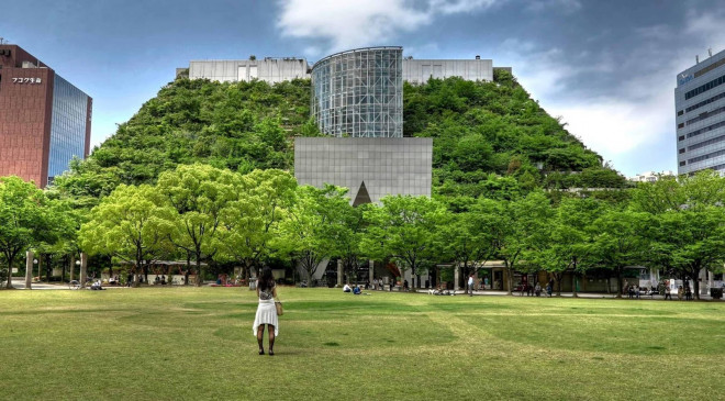 Nhìn từ ngoài, tòa nhà trông như một kim tự tháp cổ kính, rêu phong. Ảnh: MetaEfficient.