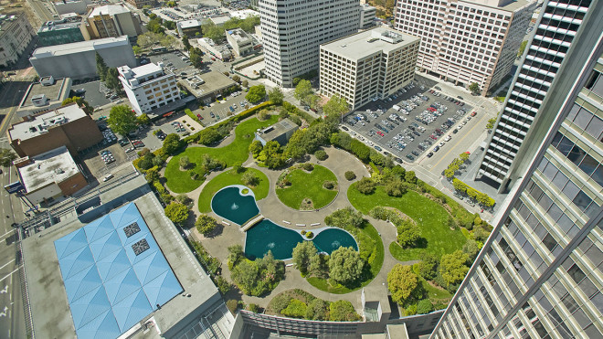 Bãi đậu xe trên sân thượng được “biến hóa” thành công viên, hồ nước. Ảnh: SFGATE.