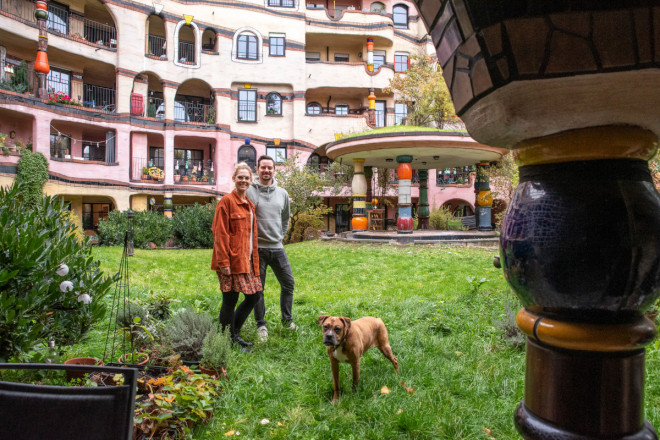 Mặt trong của tòa nhà là thảm cỏ dày đến mắt cá chân. Ảnh: Cora Trinkaus/P Stadtkultur Darmstadt.