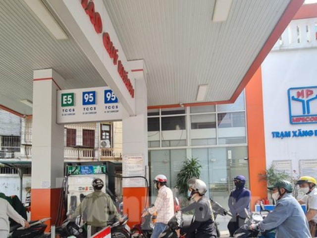Thị trường - Tiêu dùng - Hàng loạt cây xăng bán nhỏ giọt, đối phó, người dân Hà Nội bức xúc vì phải xếp hàng dài