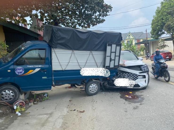 Tin tức trong ngày - Clip: Bị ôtô Santafe tông kinh hoàng, xe tải “leo” gốc cây, 1 người nằm gục