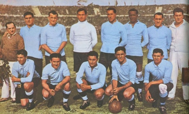 World Cup 1930 diễn ra vào mùa Đông nên các cầu thủ hầu như đều mặc áo dài tay với chất liệu dày để tránh rét