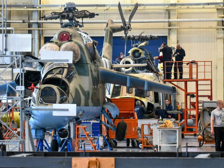 Thế giới - Ukraine quốc hữu hóa công ty động cơ máy bay, nhà đầu tư Trung Quốc "nổi đóa"