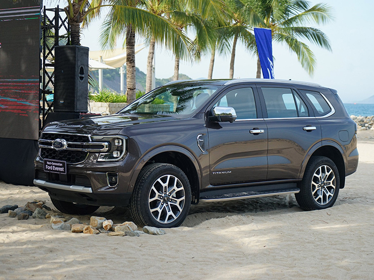 Giá xe Ford Everest niêm yết và lăn bánh tháng 11/2022